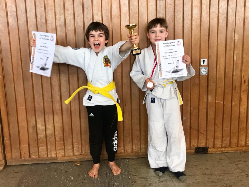 Leo und Tim freuen sich über Ihre Medaille bzw. Pokal